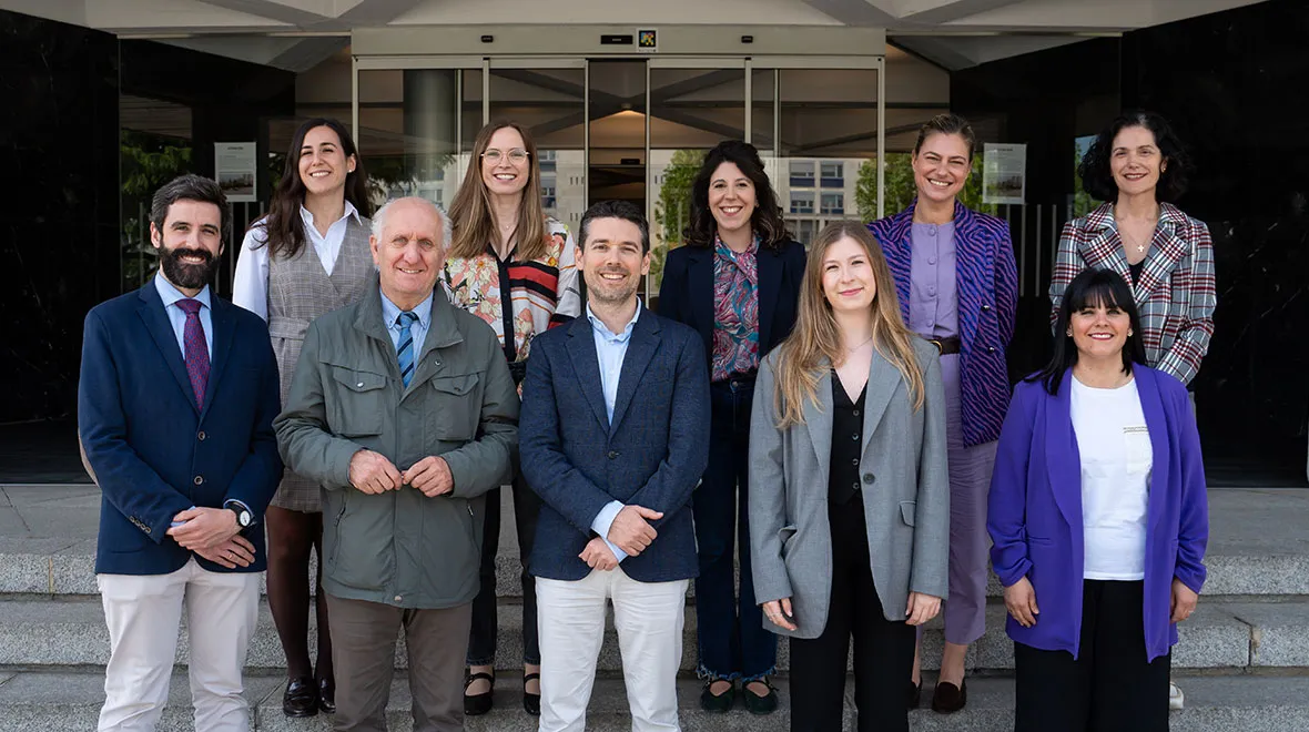 El Dr. Gonzalo Fernández Hinojal –abajo, a la izquierda– junto a otros profesionales del Área de Cáncer de Pulmón del Cancer Center Clínica Universidad de Navarra.