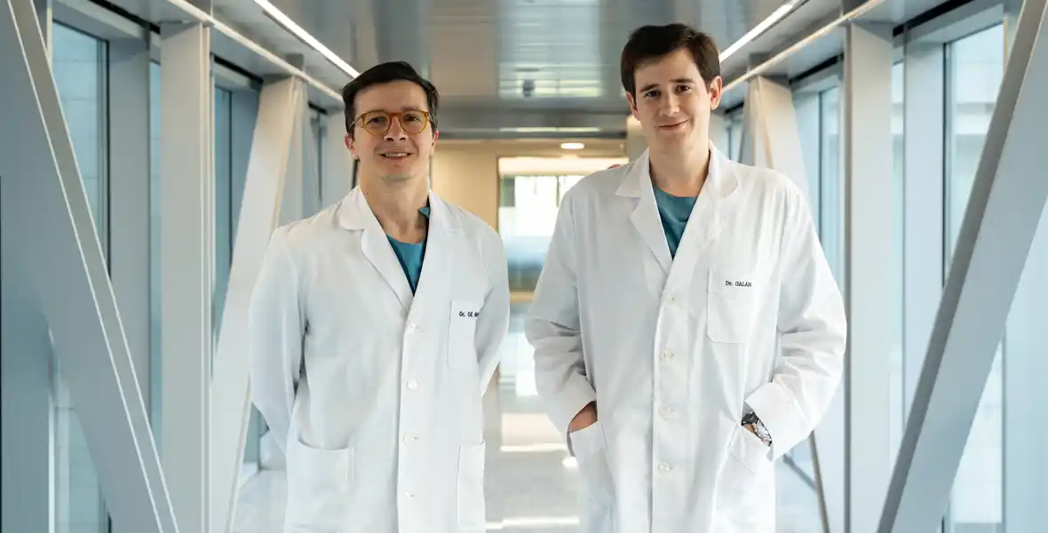 Imagen de los Dres. Jorge de Abajo y Carlos Galán, especialistas de Otorrinolaringología de la Clínica Universidad de Navarra.