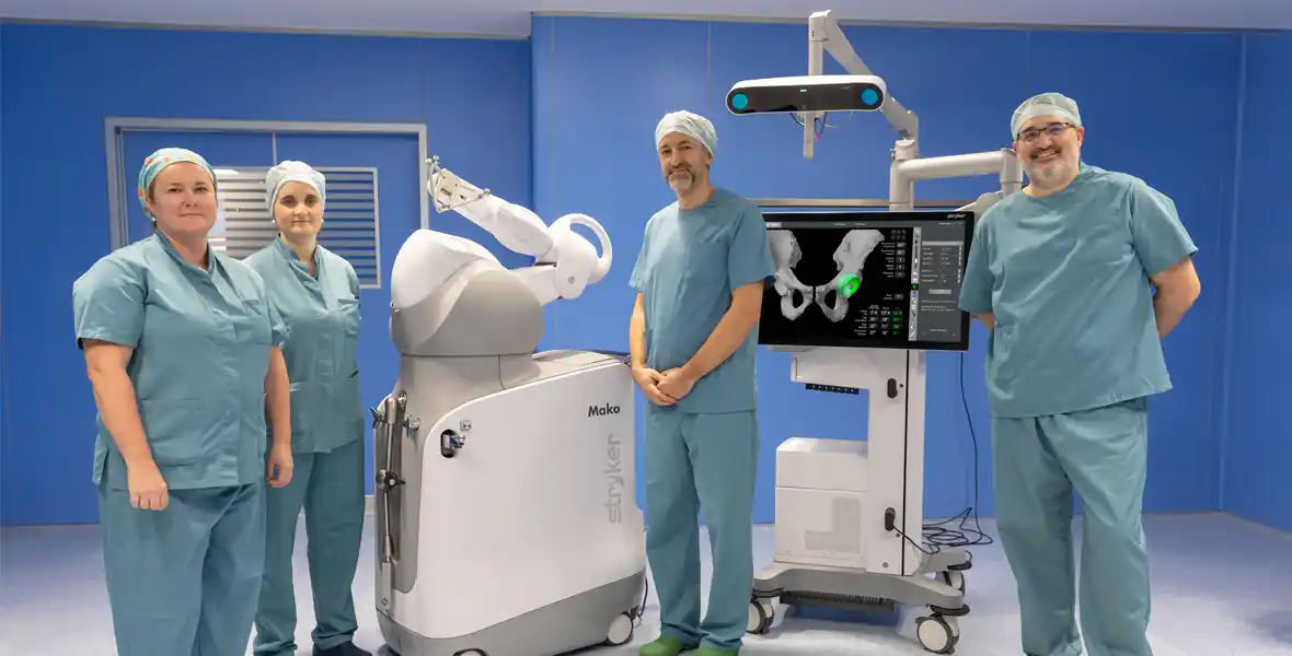 Foto de Especialistas y enfermeras de COT junto al nuevo robot quirúrgico para tratar patologías de rodilla y cadera
