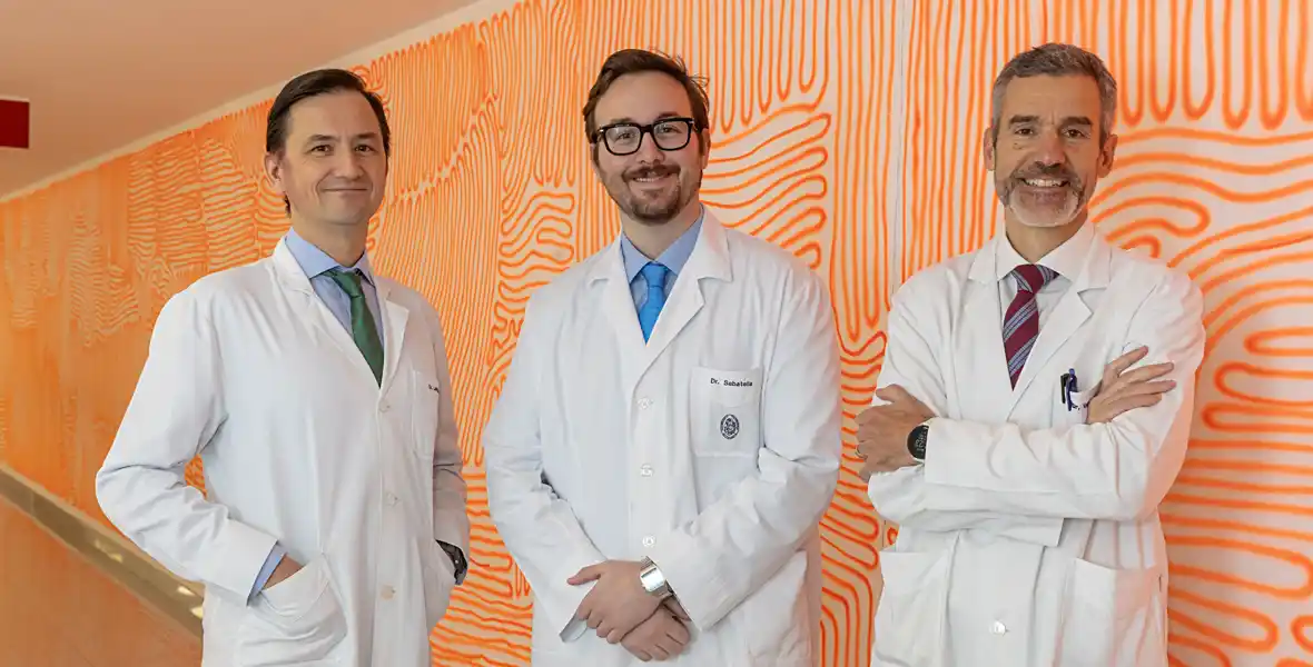 Imagen de los Dres. Landecho, Sabatella y Valentí, del Área de Obesidad de la Clínica Universidad de Navarra, coautores de un estudio comparativo cirugía bariátrica y nuevos fármacos incretínicos.