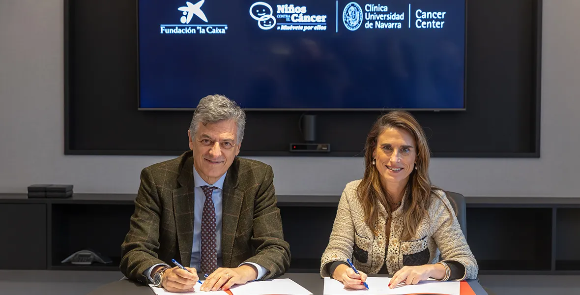 Imagen del acuerdo que fue refrendado por Isabel Moreno, directora Territorial Ebro de CaixaBank, y Joseba Campos, director general de la CUN.