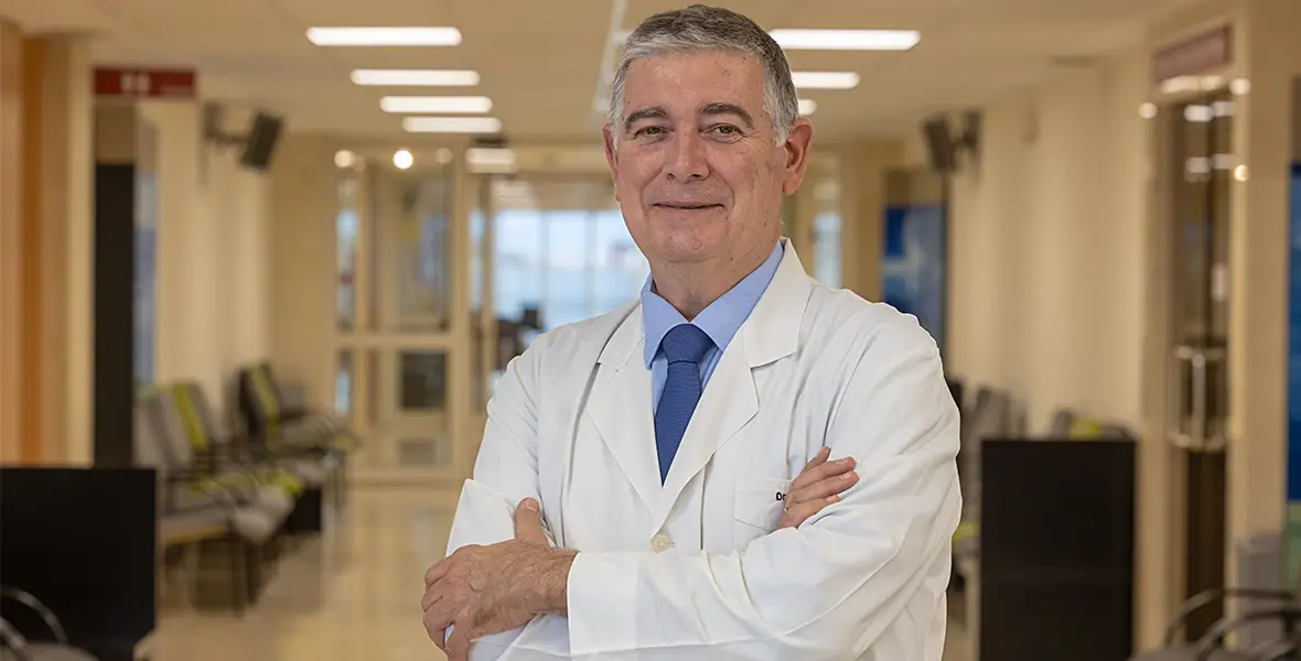 Foto del Dr. Javier Cervera, director de Otorrinolaringología, en el pasillo de la sede de Pamplona de la Clínica Universidad de Navarra. 