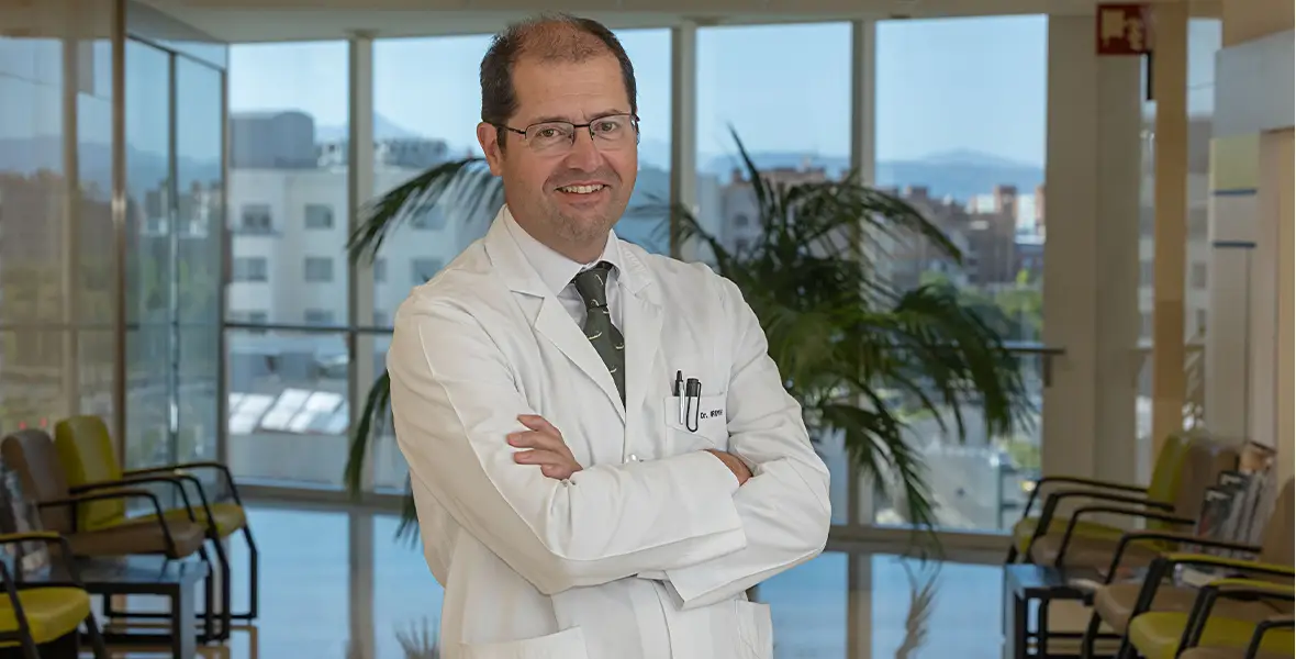 Foto del Dr. Pablo Irimia, nuevo director del Departamento de Neurología en los pasillos de la zona de Consultas de la sede de Pamplona de la Clínica Universidad de Navarra. 