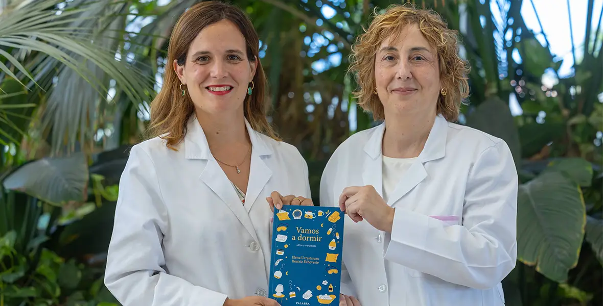 Foto de la Dra. Beatriz Echeveste y la Dra. Elena Urrestarazu, neurólogas y neurofisiólogas, con su nuevo libro publicado en torno al sueño por Ediciones Palabra.