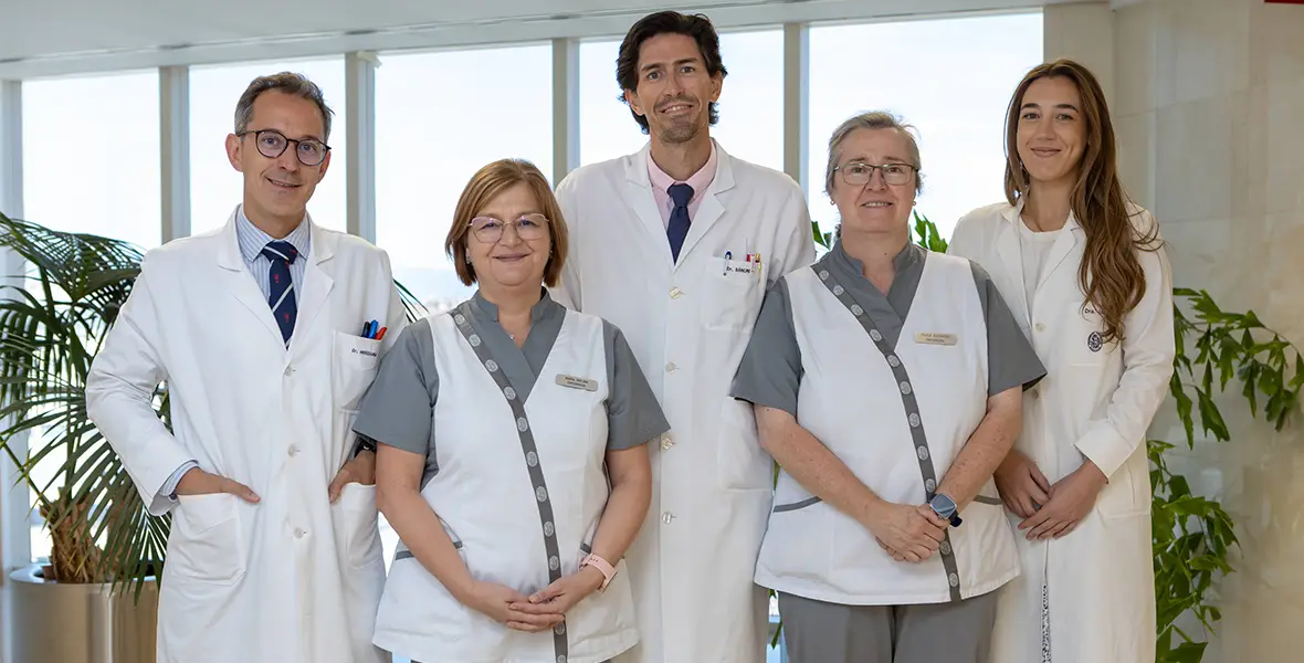 De izquierda a derecha, el Dr. Jorge Arredondo, María Molina, el Dr. Carlos Sánchez Justicia, Paula Guerrero y la Dra. Adriana Úriz, del Departamento de Cirugía General y Digestiva de la Clínica Universidad de Navarra. 