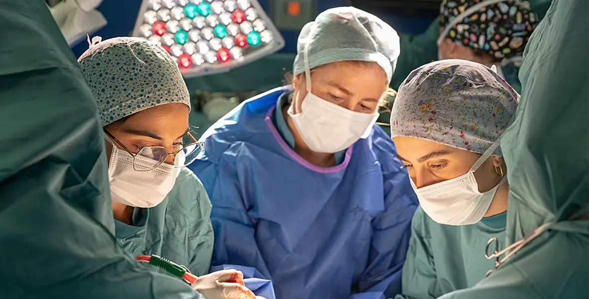 Foto de un equipo quirúrgico durante una cirugía para ilustrar una noticia sobre Merco Salud. 