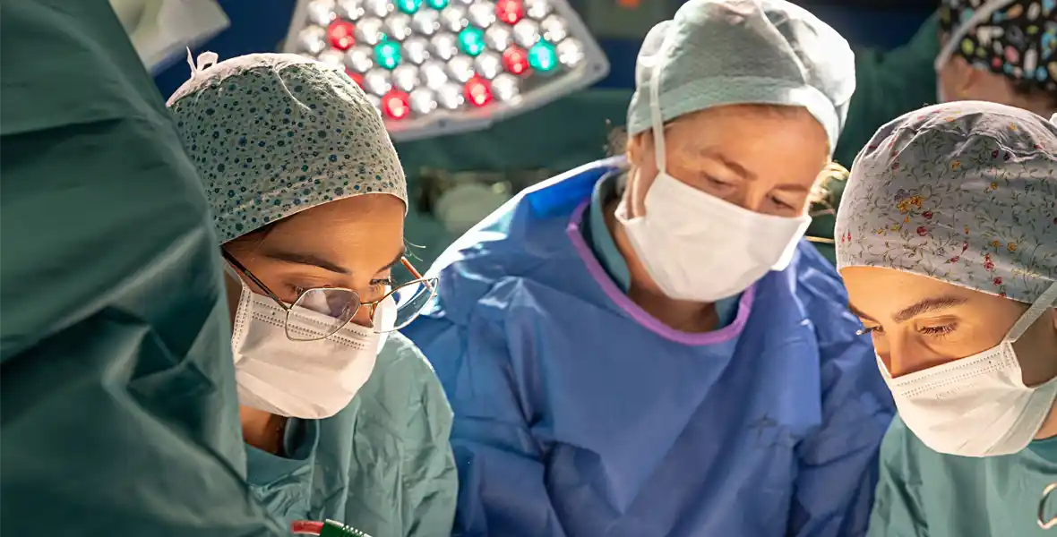 Foto de un equipo quirúrgico durante una cirugía para ilustrar una noticia sobre Merco Salud. 
