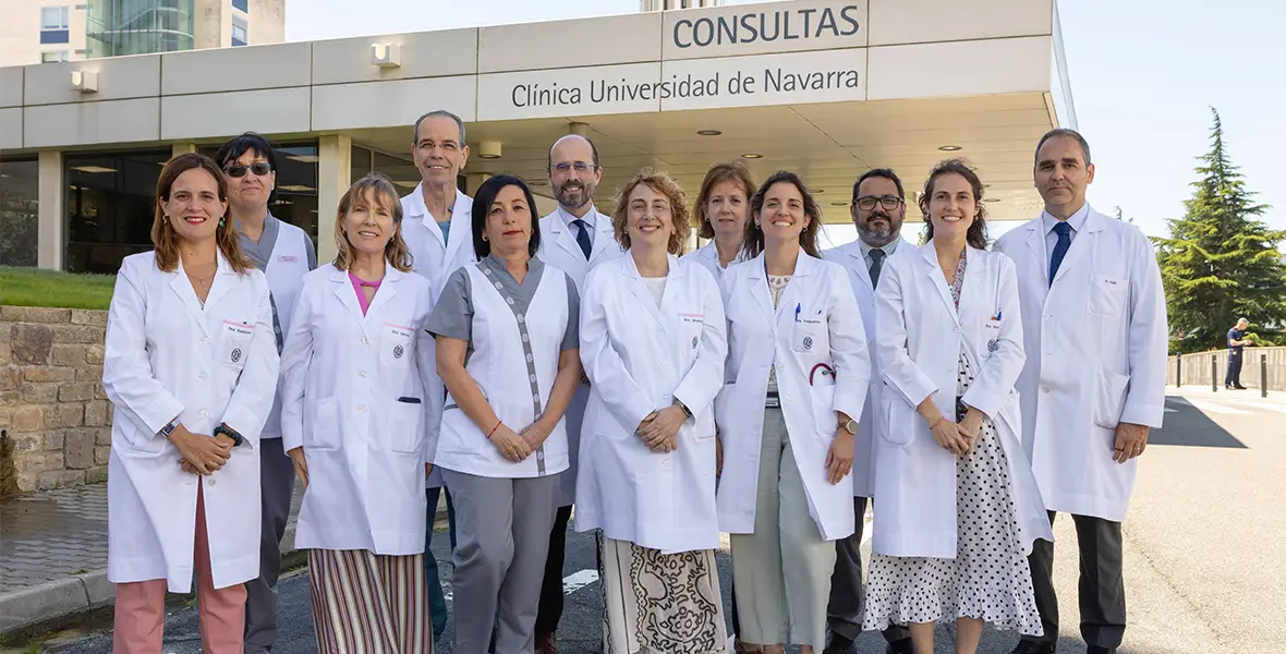 En la primera fila, Beatriz Echeveste, Carmen García, Inmaculada Esparza, Elena Urrestarazu, Carmen Felgueroso y Alicia Sayes. En la segunda fila, María Carmen Sanz, Peter Baptista, Camilo Silva, Arantza Campo, Eduardo Urrestarazu y Enrique Auba. Todos especialistas de la Unidad del Sueño en la sede de Pamplona. 
