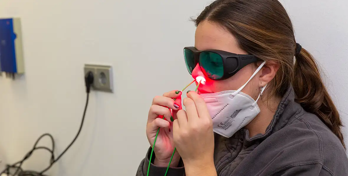 La fotodesinfección nasal disminuye el contagio por Covid y puede proteger de infección grave