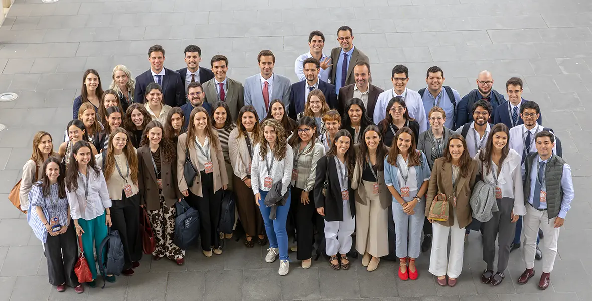 Imagen aérea del grupo de residentes de primer año de la Clínica Universidad de Navarra en Pamplona en 2026.