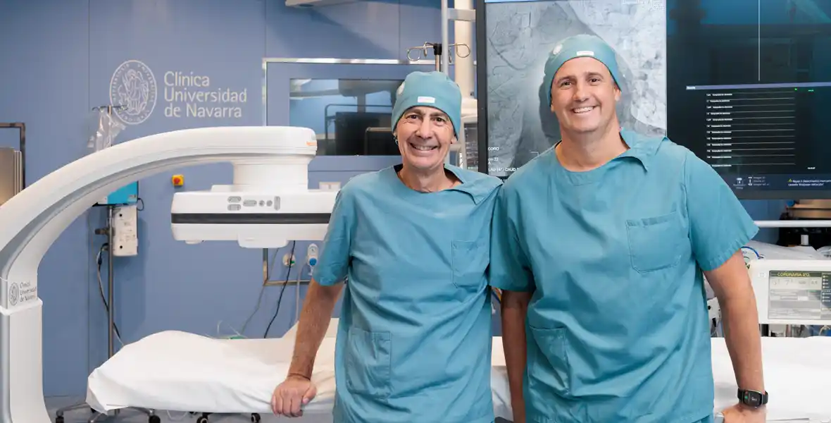 Imagen de los doctores Rafael Ruiz Salmerón y Rodrigo Teijeiro, de la Unidad de Hemodinámica y Cardiología Intervencionista de la Clínica Universidad de Navarra.