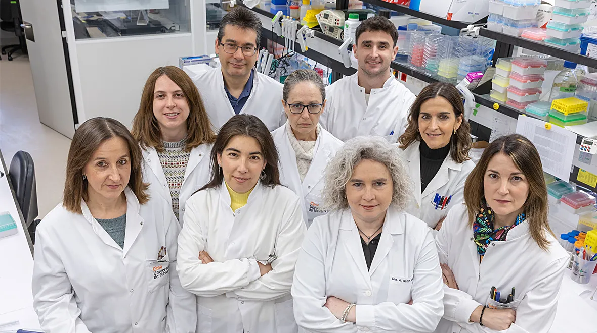 Foto del equipo del Laboratorio de Investigación Cardiovascular con su directora Arantxa González Miqueo en el Laboratorio del Cima Universidad de Navarra. 