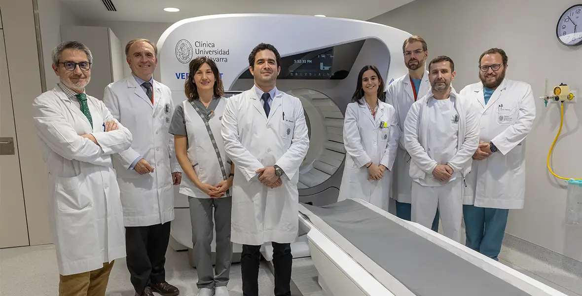 Investigadores de la Clinica de los departamentos de COT, Medicina Nuclear, Unidad de Dolor y Neurocirugía, entre otros, posan junto a la nueva gammacámara. 