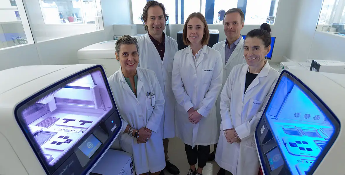 Investigadores de la Clínica Universidad de Navarra y de CIMA LAB Diagnostics junto a los equipos de secuenciación genómica