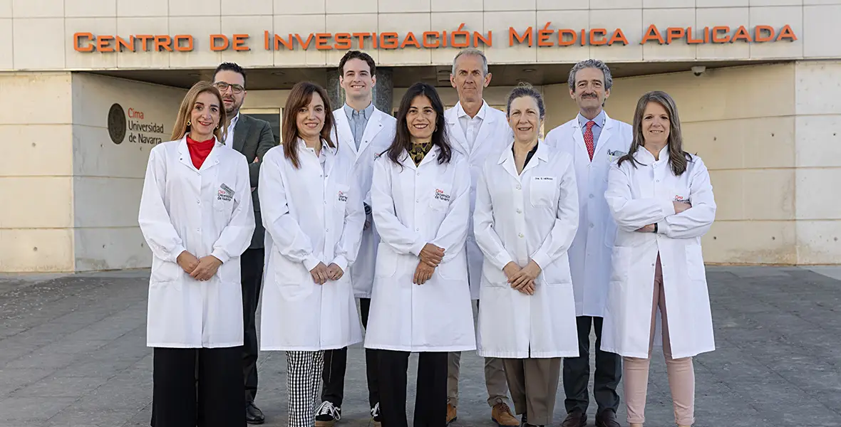 Foto de investigadores y especialistas del Grupo de Desarrollo de Vacunas y del Área de Cáncer de Hígado y Páncreas del CCUN en la puerta del Cima Universidad de Navarra