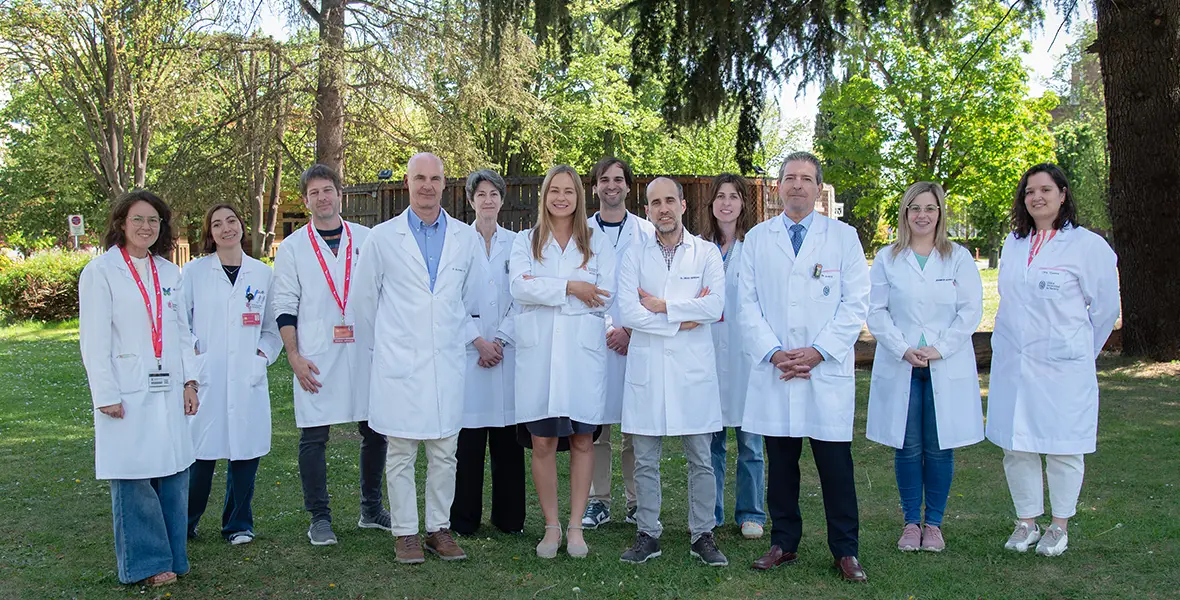 Foto de grupo del equipo investigador de Oncología radioterápica de CUN y del HUN en la zona de Hospitales que han participado en una investigación conjunta. 