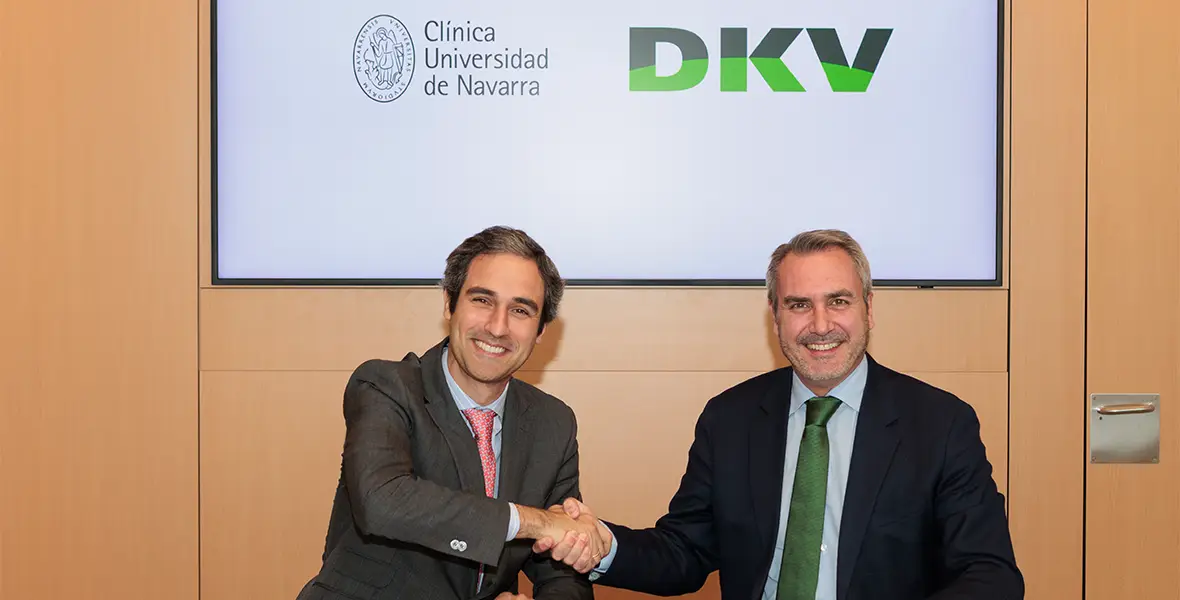 Foto de José María Gutiérrez de Cabiedes y de Ignacio Salvatierra, director general de Salud de DKV durante la firma de la renovación del acuerdo con CUN