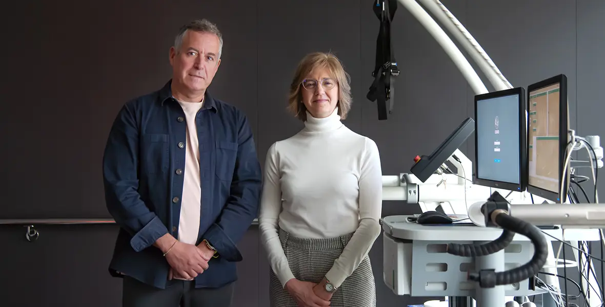 Foto de Mari Cruz Rodríguez Oroz y Mikel Izquierdo en Navarrabiomed para ilustrar una noticia sobre parkinson y ejercicio físico