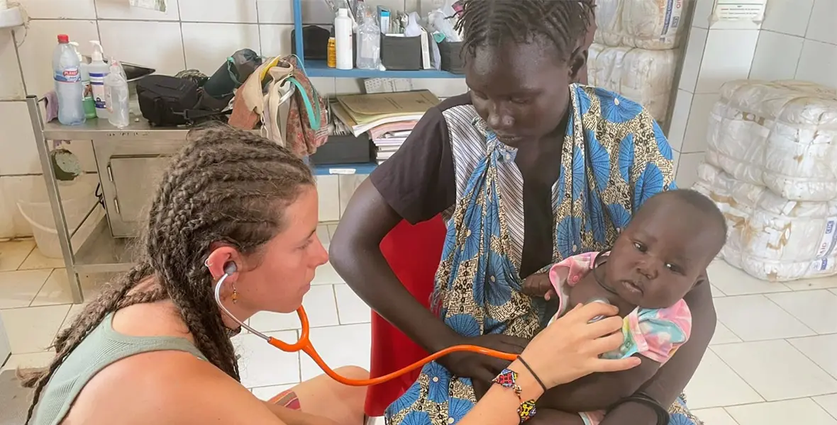 María Llorente, enfermera, en Kenia atendiendo a niños María Llorente, enfermera, en Kenia atendiendo a niños durante su participación en el proyecto Por una maternidad segura.