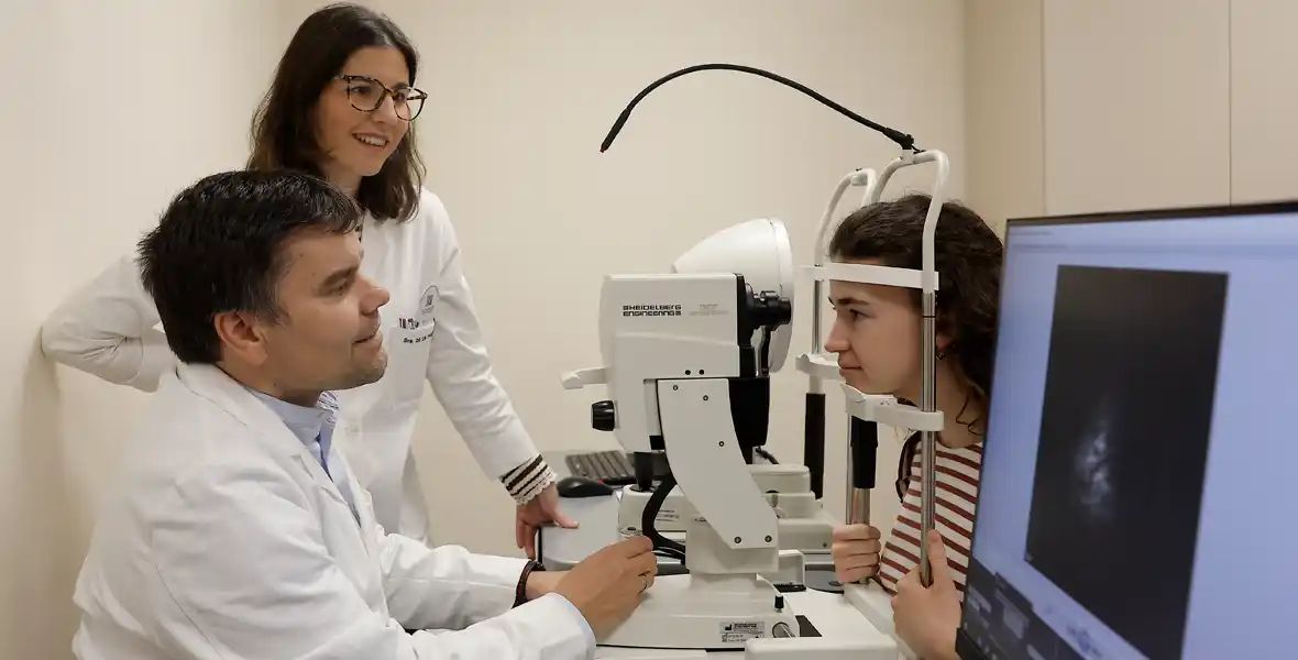 Imagen de los Dres. Recalde y De la Puente atienden a una paciente en el Departamento de Oftalmología de la Clínica Universidad de Navarra.