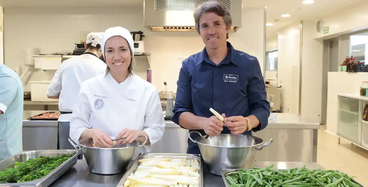 Imagen de los chefs Xandra Luque y Nino Redruello durante un cocinado en la Clínica Universidad de Navarra por el Día Mundial de la Salud.