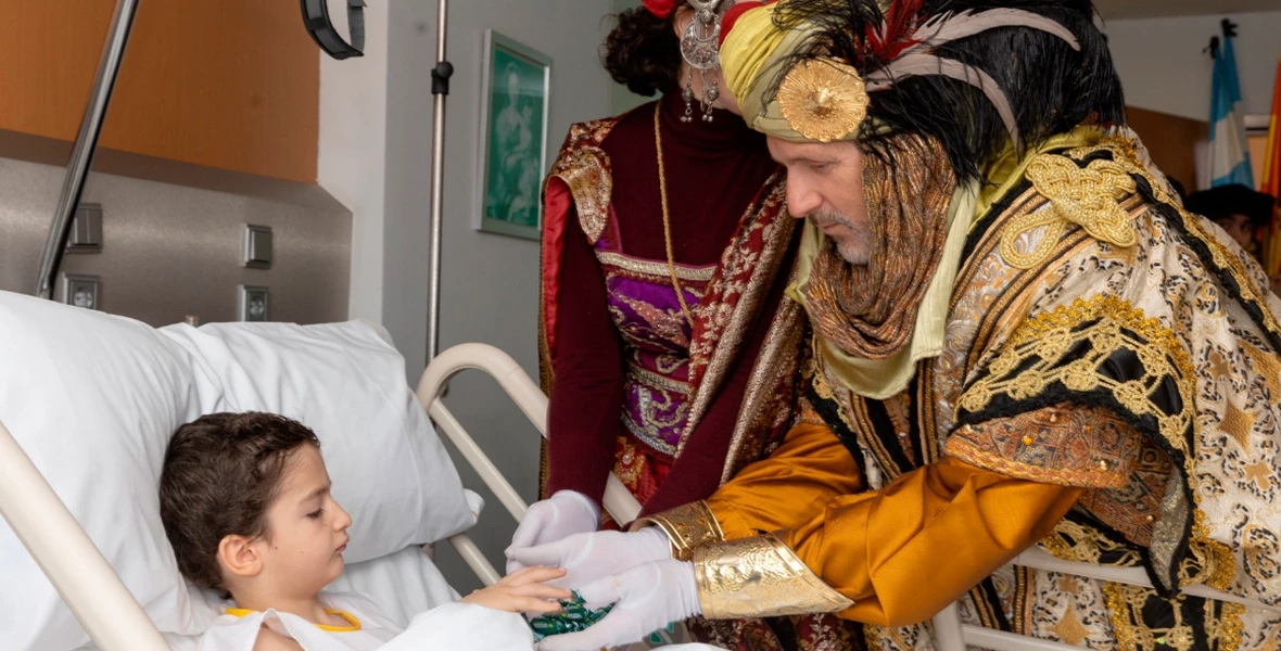 Visita pajes reales y Osasuna en Navidad a los niños hospitalizados. Clínica Universidad de Navarra Los emisarios reales y Osasuna celebran la Navidad con los pacientes más pequeños de la Clínica Universidad de Navarra