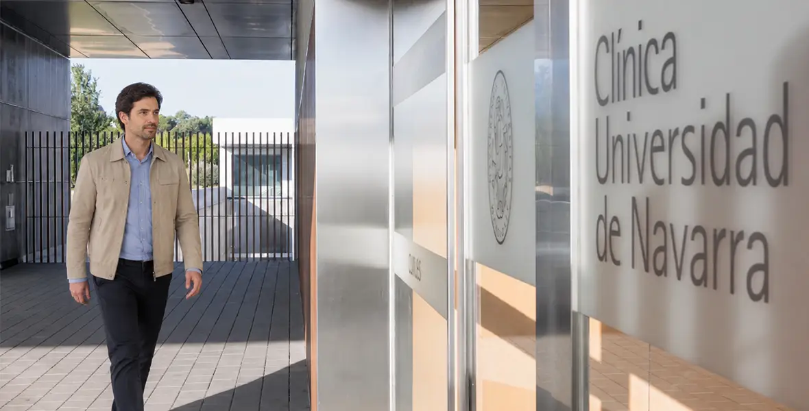 Paciente entra en las instalaciones de la Clínica en Madrid para acudir a un ensayo clínico sobre infertilidad en la Unidad de Fertilidad<br/>