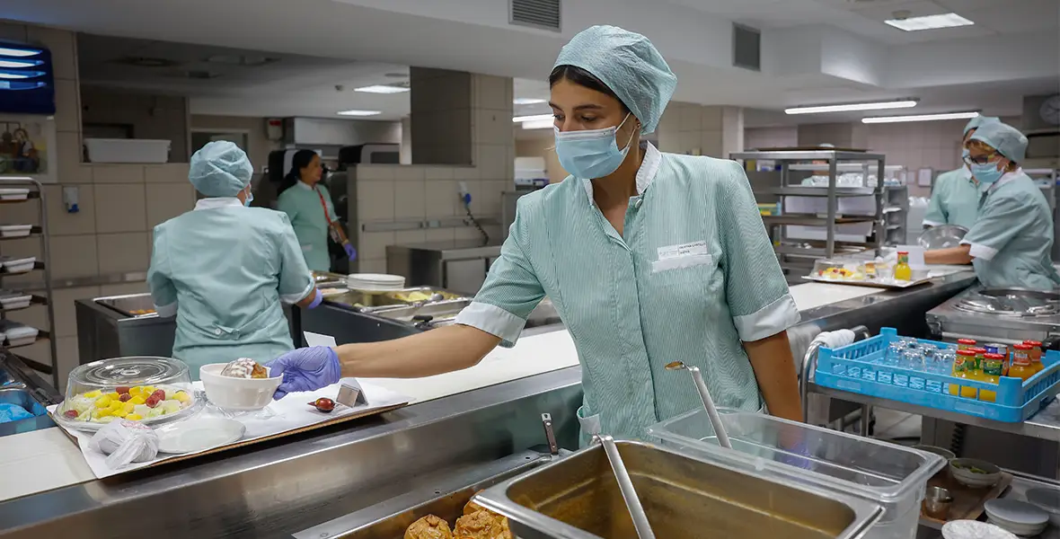 Foto de una profesional del Servicio de Hospitalidad de CUN en la sede de Pamplona preparando postres