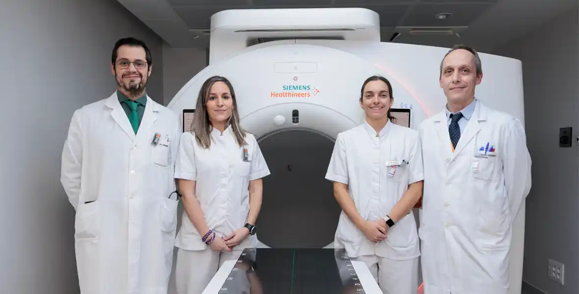 Imagen del equipo de la Unidad de Protonterapia de la Clínica Universidad de Navarra que ha incorporado un nuevo TAC para la mejora de toma de imágenes.