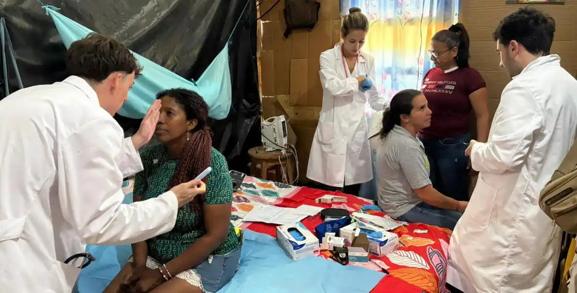 Imagen de alumnos de Medicina de la Universidad de Navarra participaron en el proyecto ALMA, de la Clínica Universidad de Navarra, en prevención del cáncer de cuello uterino en Santa Elena (Ecuador).