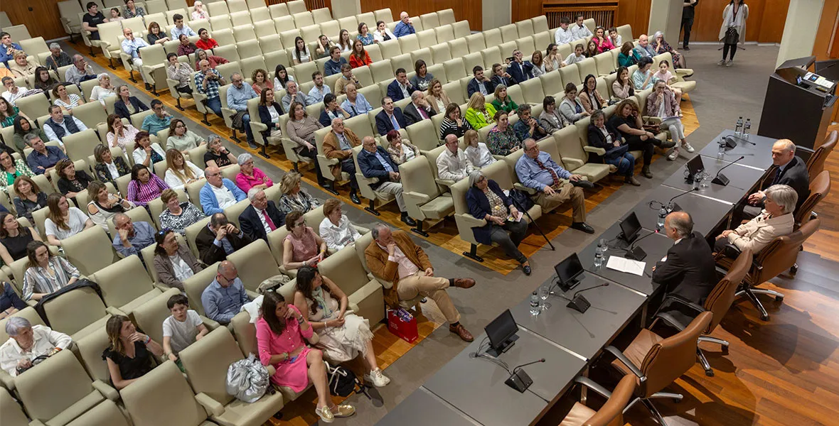 Jornada del Programa de Implantes Cocleares. Clínica Universidad de Navarra Más de cien miembros del programa y sus familias se reúnen en una jornada que también ha contado con la participación de especialistas, asociaciones de pacientes y empresas.
