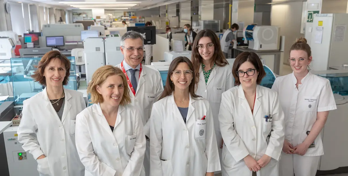 Servicio de Bioquímica de la Clínica realiza un estudio de sangre capilar