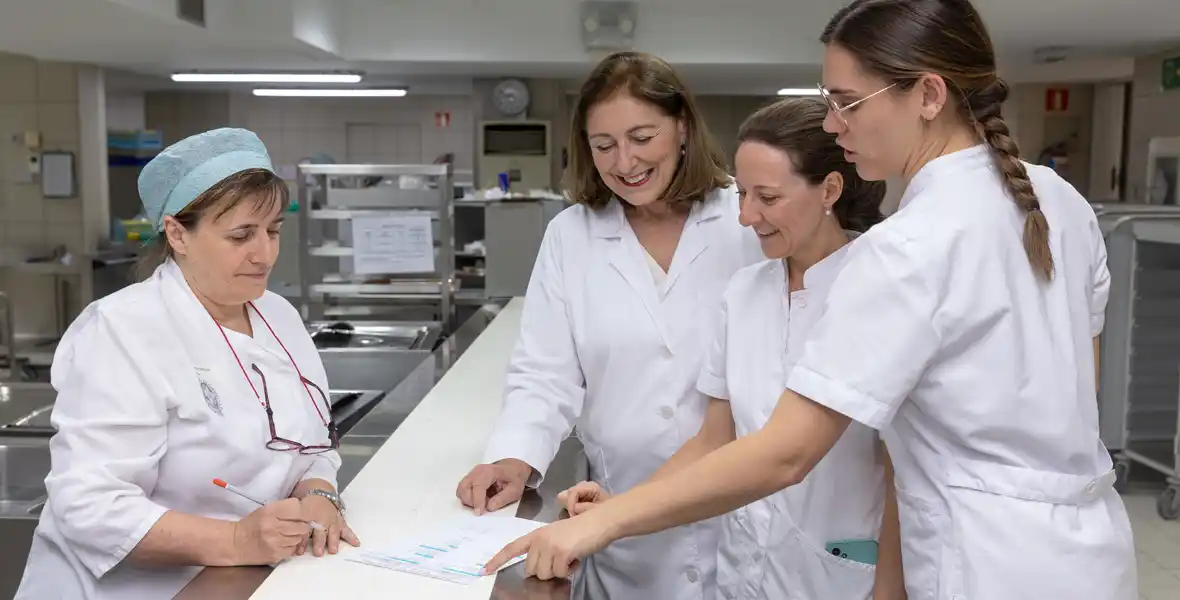 Nuevo Servicio de Hospitalidad. Clínica Universidad de Navarra Imagen de Carmen Guitart, directora corporativa del Servicio de Hospitalidad de la Clínica Universidad de Navarra, junto a otras profesionales del área.