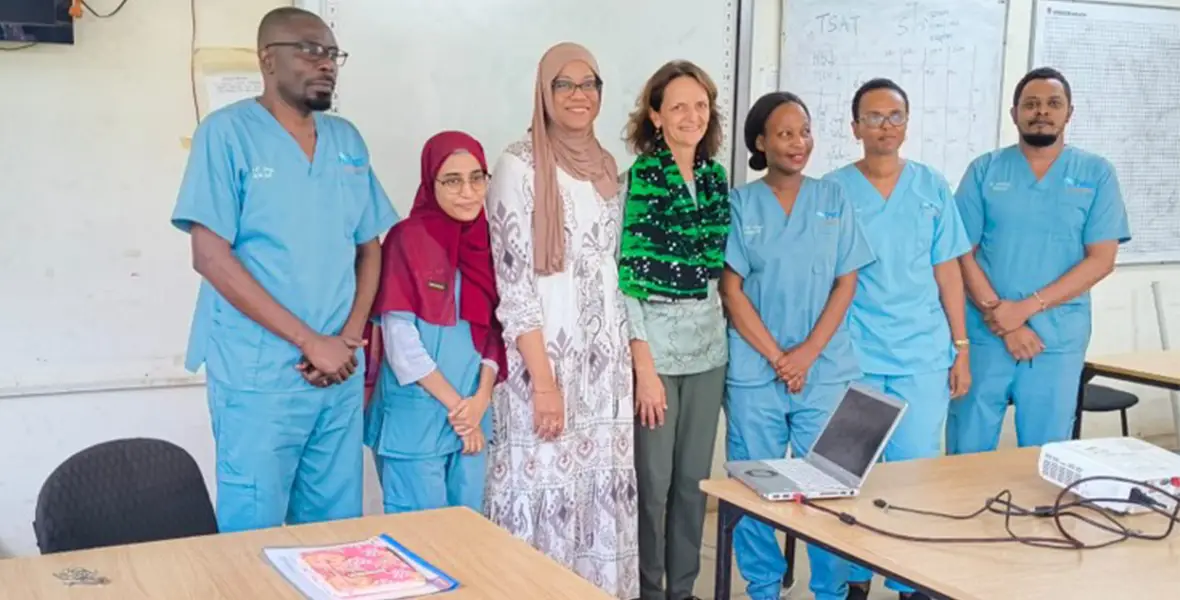 Foto de Virginia Gathoni, investigadora de Kenia que descubrió en Paliativos otra forma de hacer medicina, con el equipo de trabajo de la Universidad de Pwani