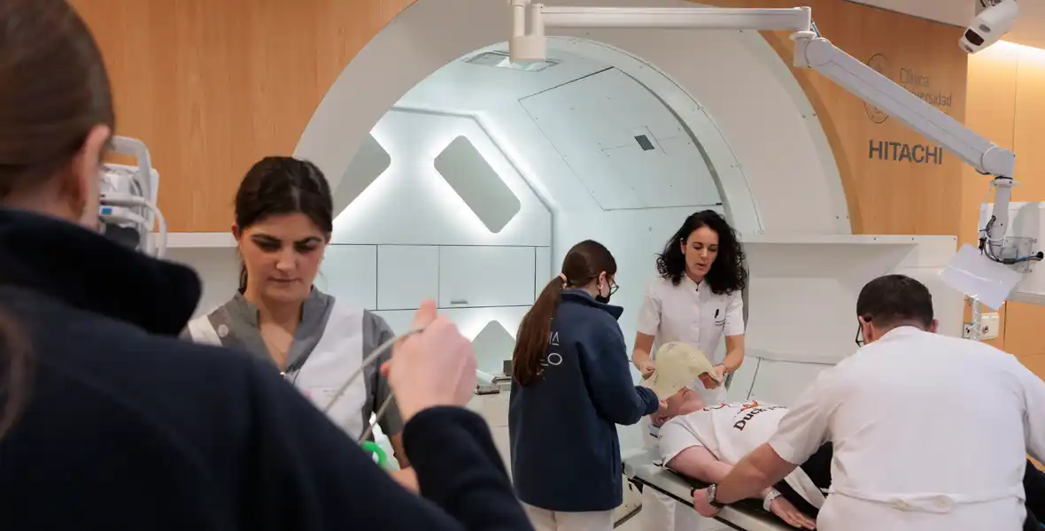 Imagen del equipo de la Unidad de Protonterapia de la Clínica Universidad de Navarra preparando un paciente antes de entrar en la máquina.