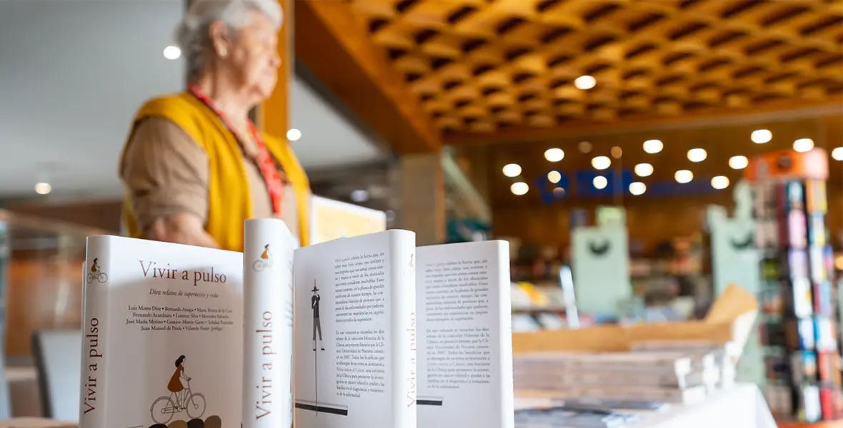 Foto del stand de libros del Día del Libro en la Sede de Pamplona 2026