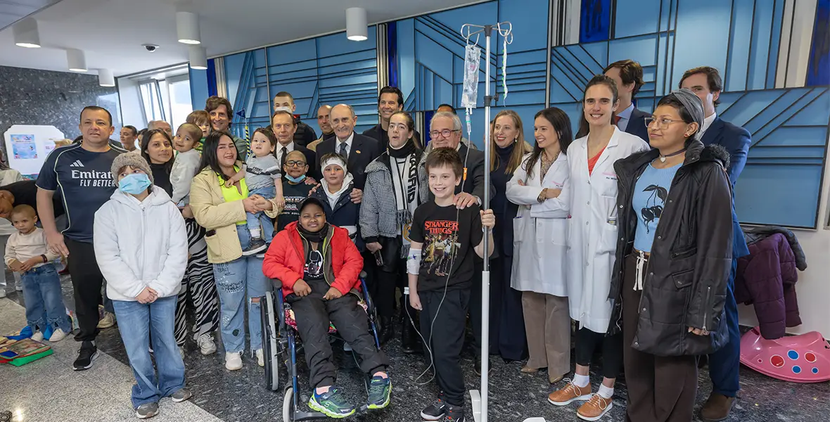 Foto de la visita de Luis Sabalza y Pirri a los pacientes oncológicos de Niños Contra el Cáncer en la Clínica Universidad de Navarra