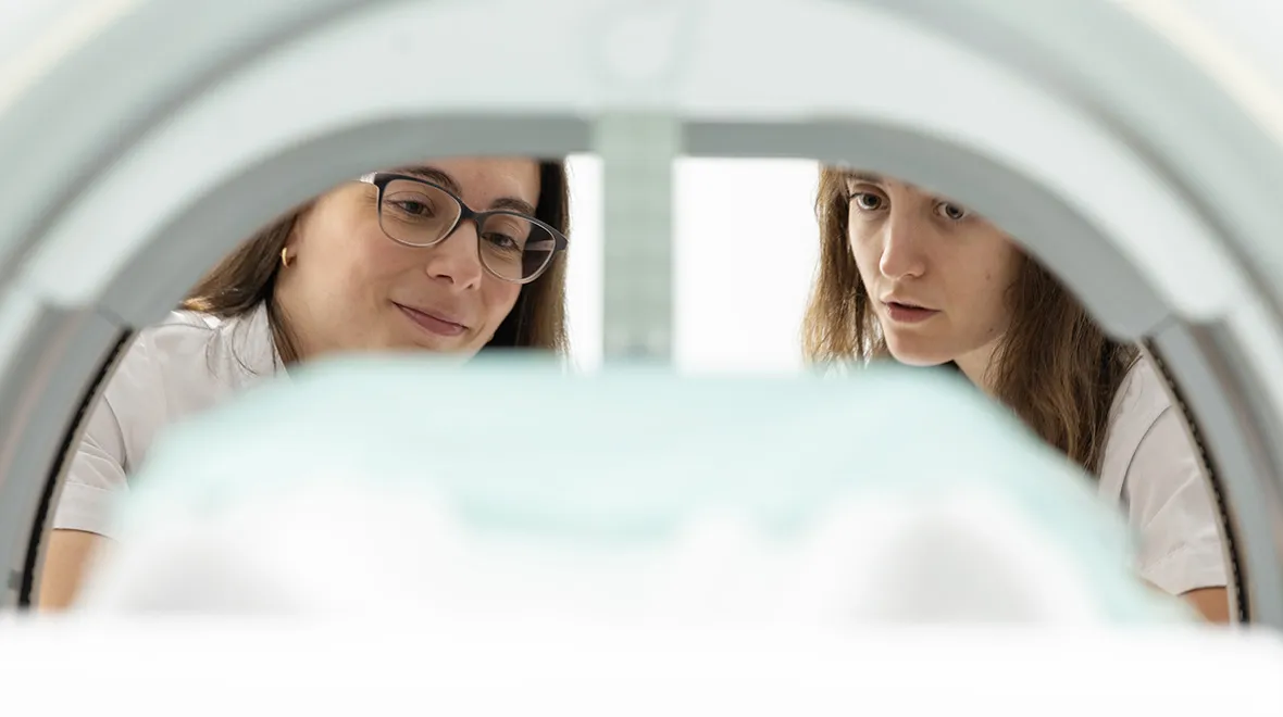 Foto de dos profesionales de la Clínica Universidad de Navarra trabajando con el MRLinac, un acelerador de radioterapia para tratamientos oncológicos