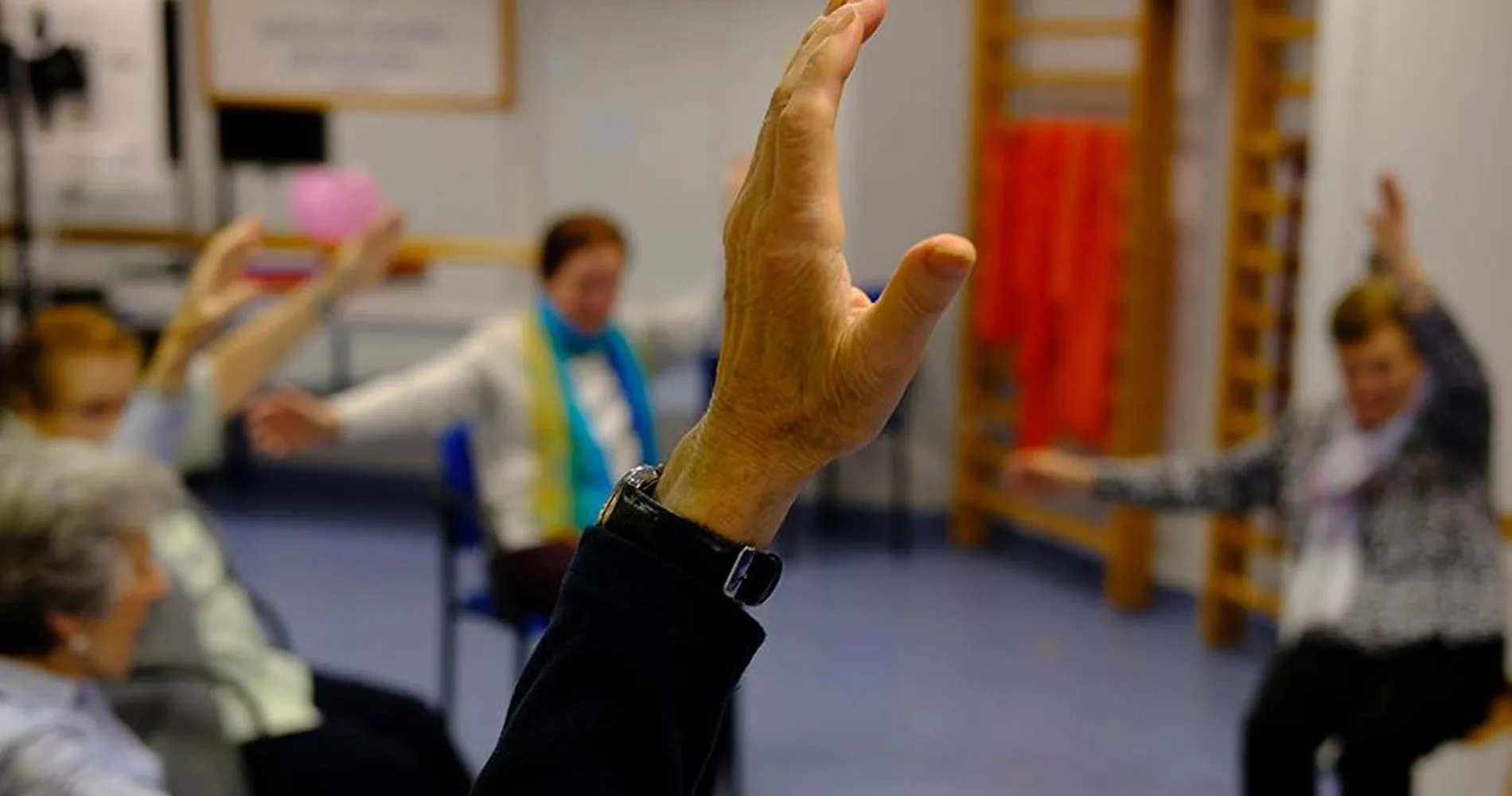 Rehabilitación de enfermos con Parkinson. Clínica Universidad de Navarra Imagen de enfermos con Parkinson haciendo rehabilitación. Clínica Universidad de Navarra