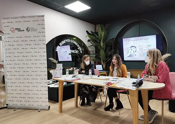 Presentación del libro el Pañuelo de Naira En la imagen, de izda. a dcha., Pilar Lorenzo, Carla Berned y Marta Egea durante la presentación del libro solidario "El Pañuelo de Naira".