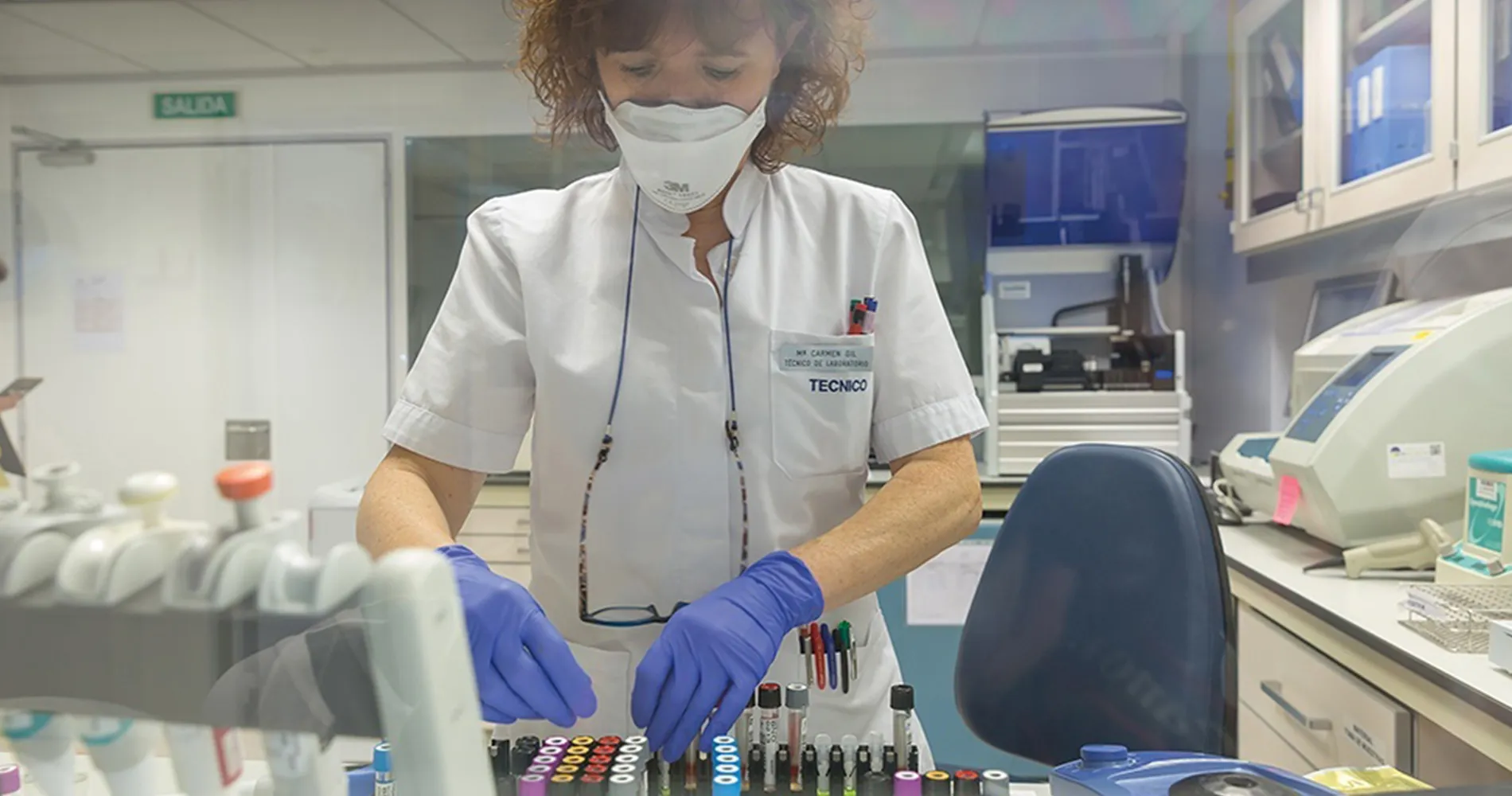 Técnico del Laboratorio de Microbiología. Clínica Universidad de Navarra Imagen de Carmen Gil, técnico del Laboratorio de Microbiología de la Clínica Universidad de Navarra