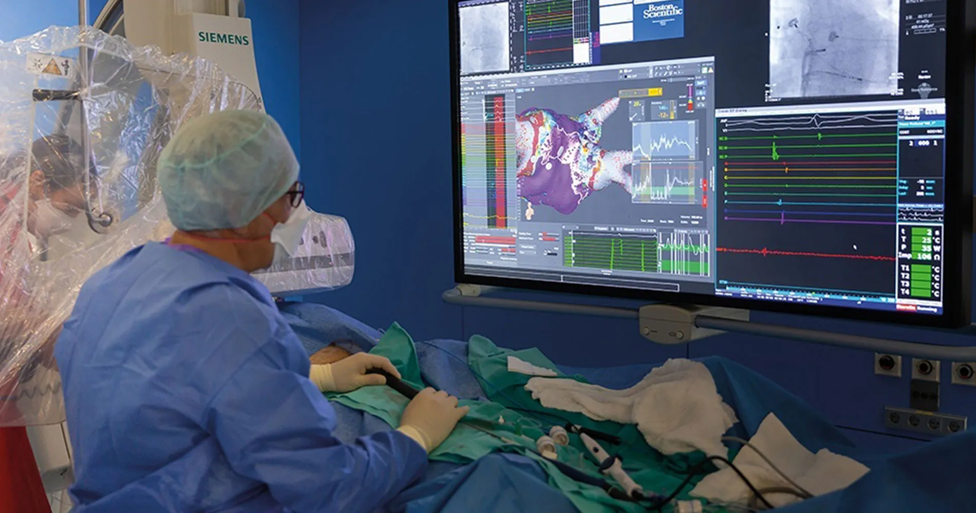 Imagen del Dr. García Bolao realizando un tratamiento con el nuevo catéter para la ablación de la fibrilación auricular. Clínica Universidad de Navarra