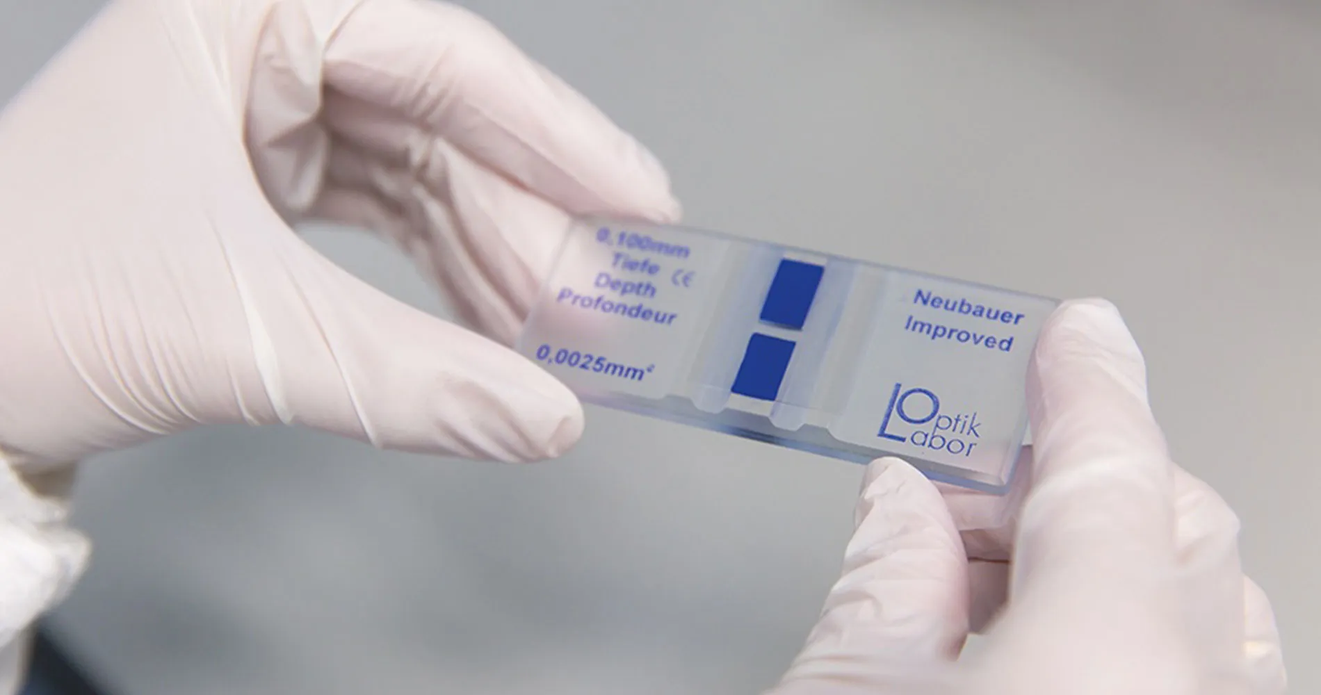 Terapias avanzadas para una medicina personalizada. Clínica Universidad de Navarra Imagen de un técnico con una prueba de terapias avanzadas de la Clínica Universidad de Navarra