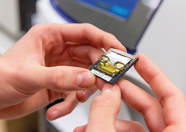 img-laboratorio-tres Chip de secuenciación para las pruebas de secuenciación masiva.