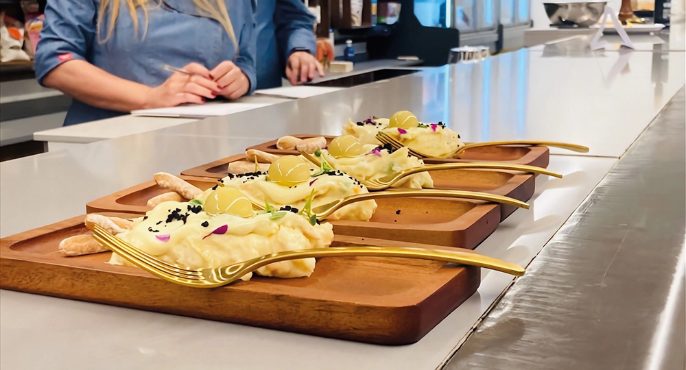 mejor-ensaladilla-rusa-madrid La chef y dietista de la Clínica Universidad de Navarra en Madrid, Xandra Luque, recibe el primer premio del Concurso de la mejor ensaladilla rusa de la Comunidad de Madrid de la asociación ACYRE.