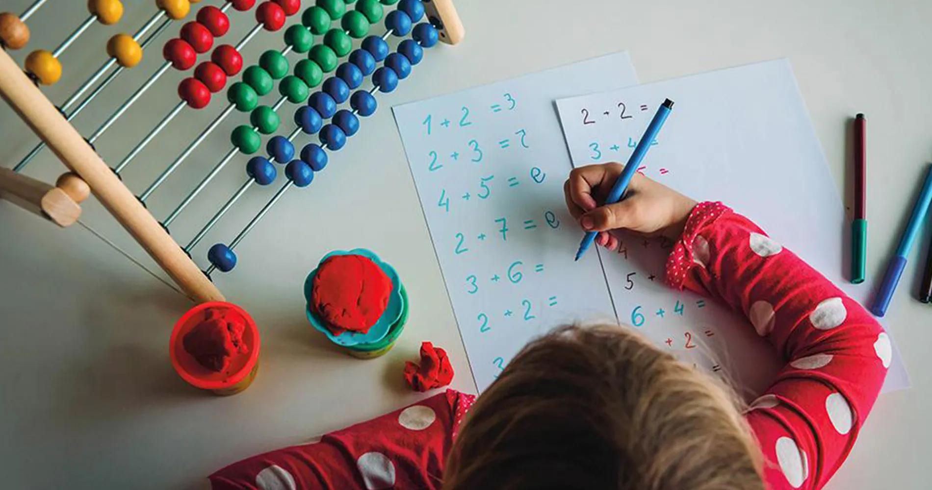 Síndrome de Asperger. Clínica Universidad de Navarra Imagen de un niño realizando tareas de aprendizaje de matemáticas. Clínica Universidad de Navarra