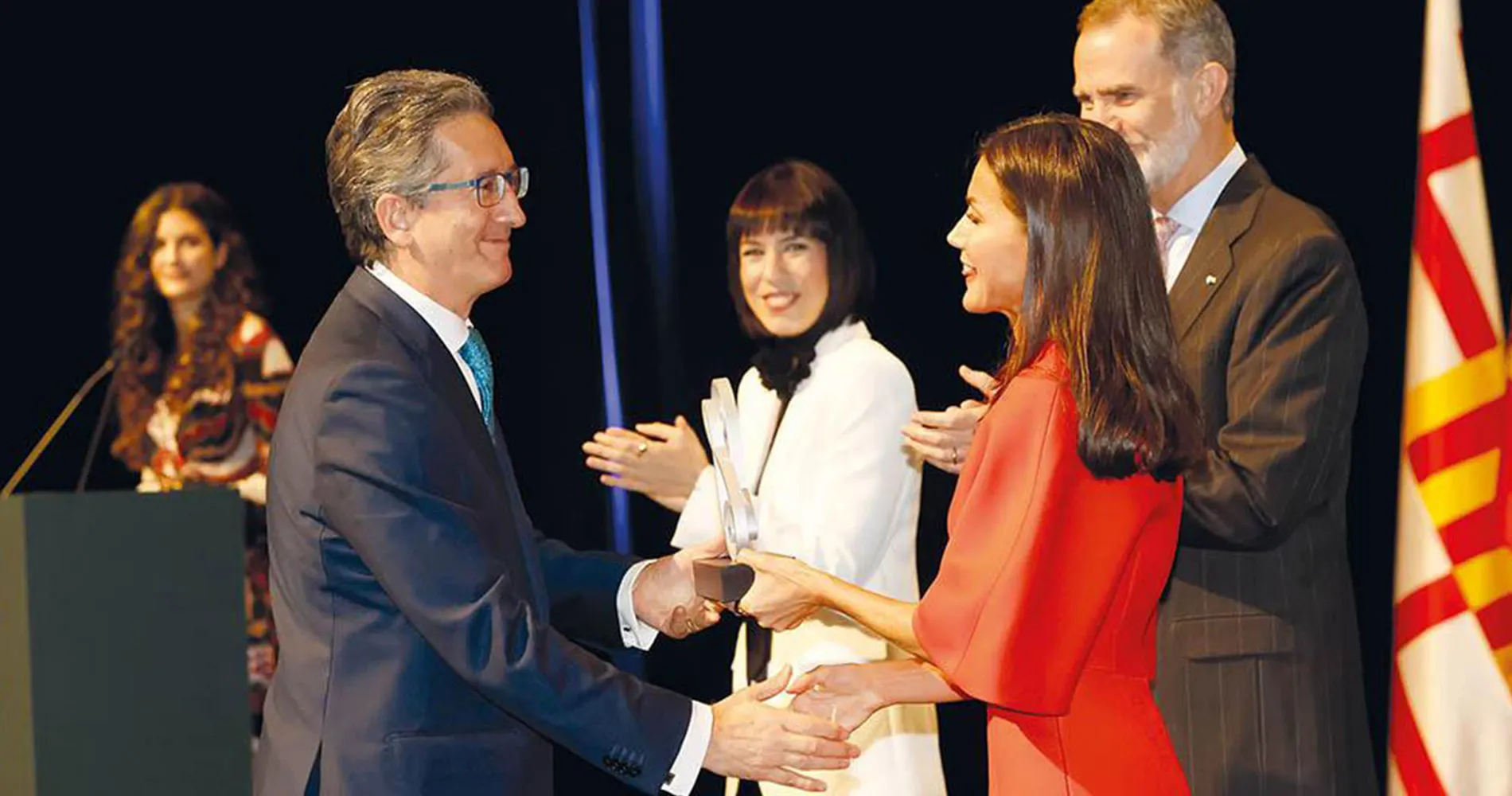 Jesús San Miguel. Premio Gregorio Marañón. CUN Imagen del Dr. Jesús San Miguel recogiendo el premio Gregorio Marañón de manos de los Reyes.