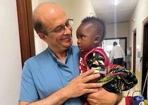 Dr. Luis Chiva con un niño. Clínica Universidad de Navarra Imagen del Dr. Luis Chiva con un niño en Monkole. Clínica Universidad de Navarra