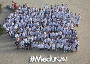 Grupo de alumnos de la facultad de Medicina de la Universidad de Navarra Imagen de grupo de alumnos de Medicina en la explanada de la Facultad de Medicina de la Universidad de Navarra.