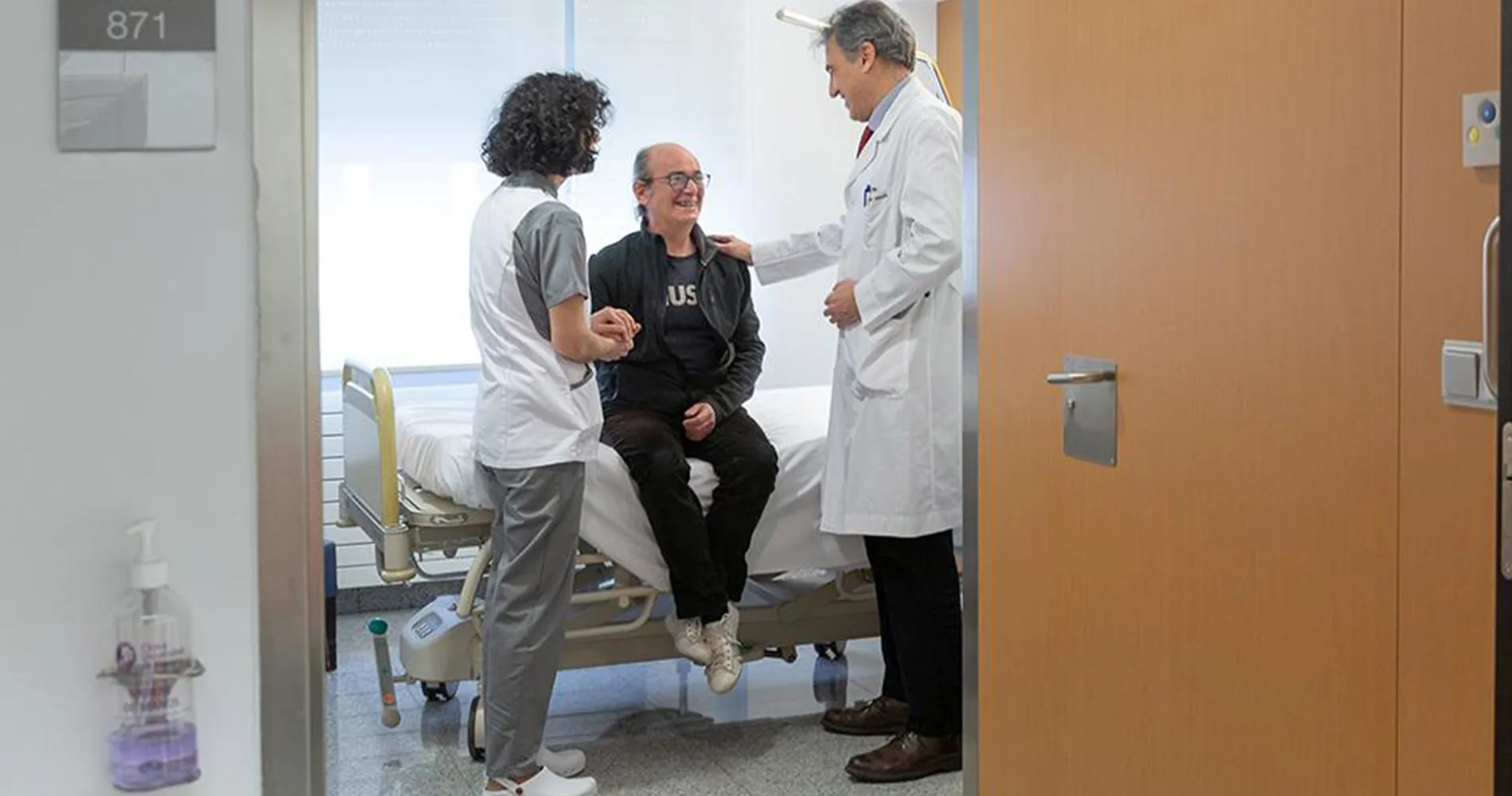 Atención paciente oncología. Clínica Universidad de Navarra Imagen del Dr. Pérez Gracia atendiendo a un paciente oncológico. Clínica Universidad de Navarra